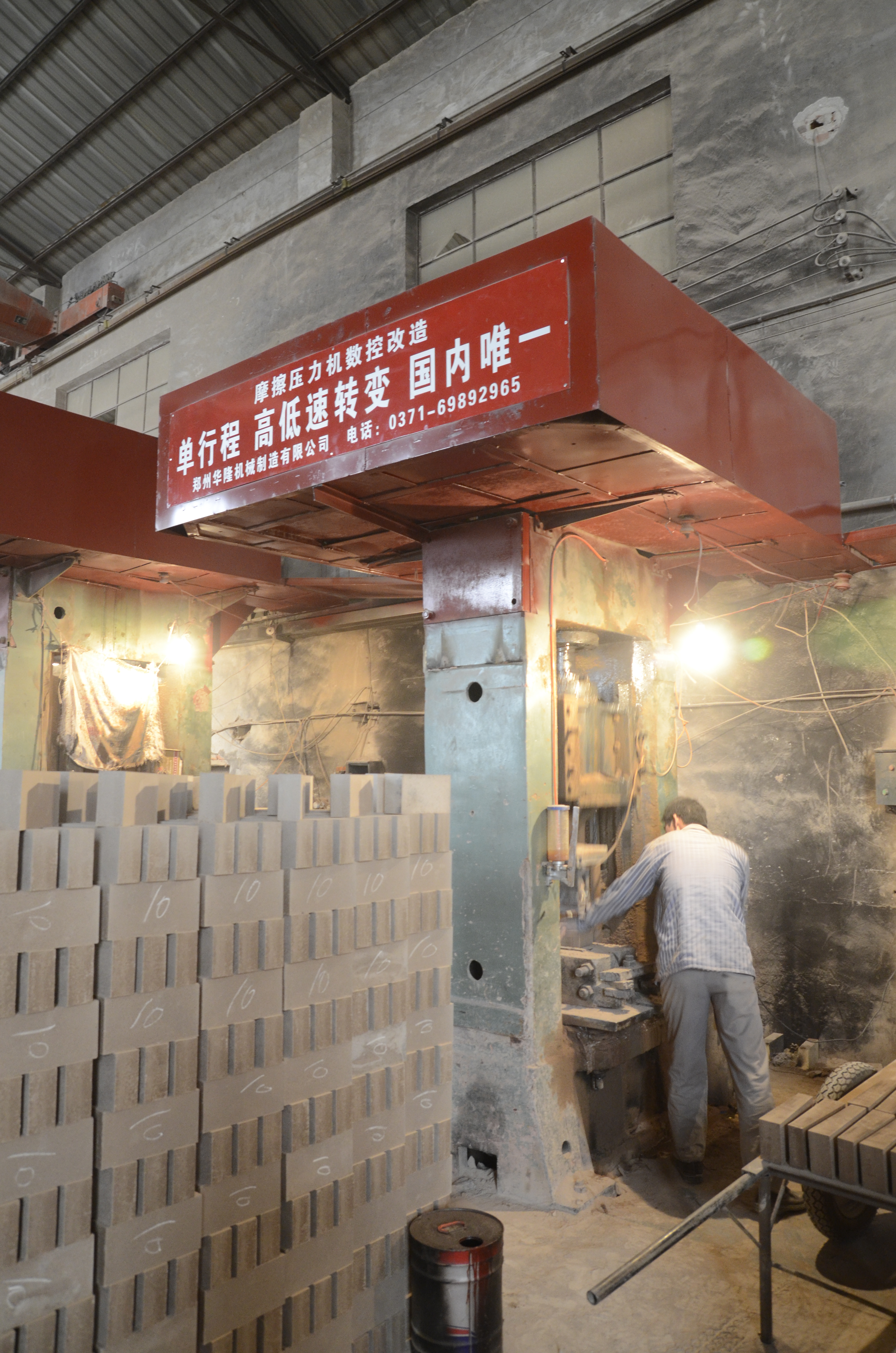 為什么企業(yè)都在淘汰摩擦壓力機？不僅僅是省錢的事